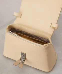 Mattnat GEANSM Small Vegan Crossbody Bag - APPLESKIN™ 45 Mattnat GEANSM Small Vegan Crossbody Bag - APPLESKIN™