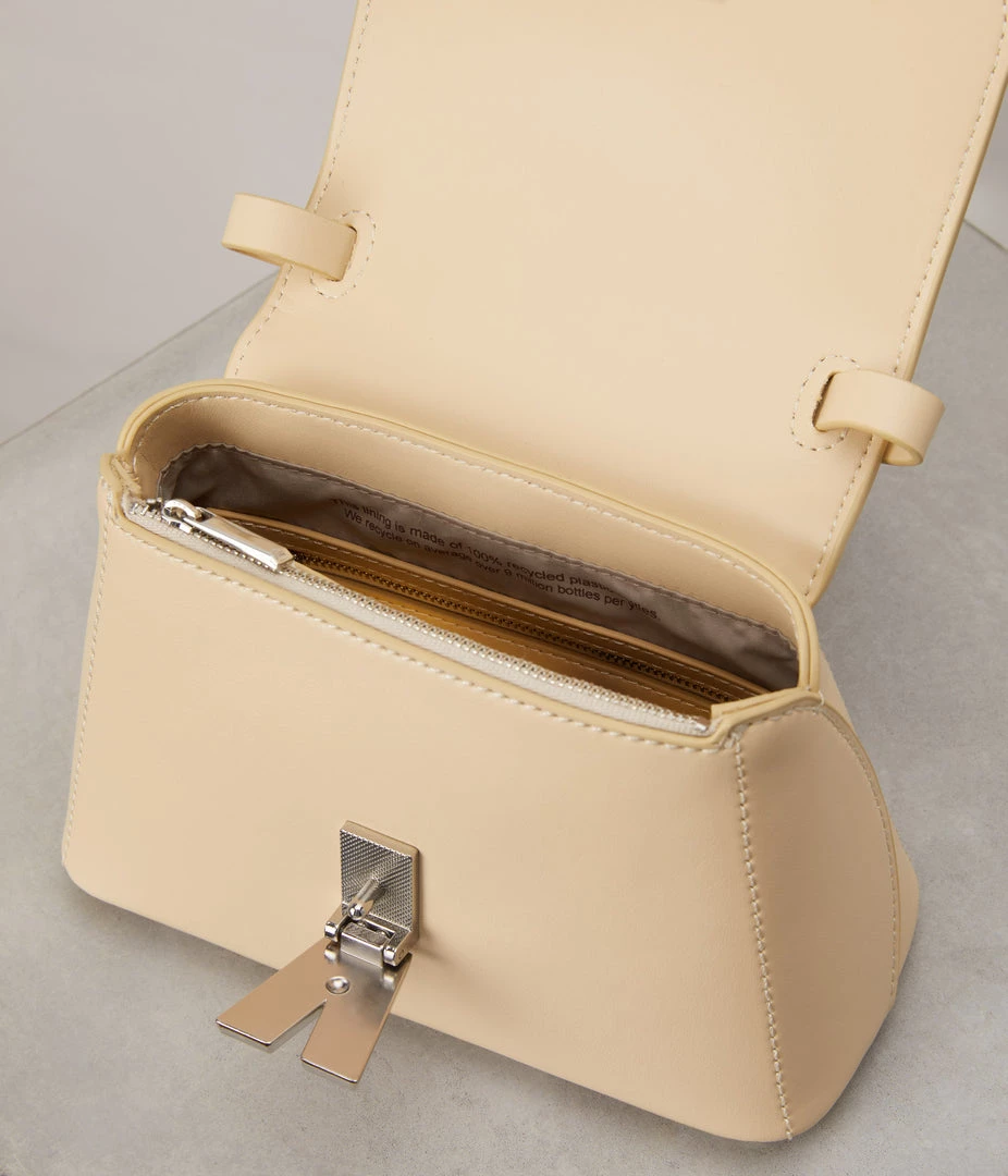 Mattnat GEANSM Small Vegan Crossbody Bag - APPLESKIN™ 22 Mattnat GEANSM Small Vegan Crossbody Bag - APPLESKIN™