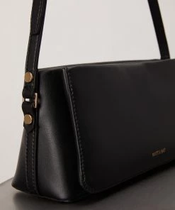 Mattnat VAL Vegan Shoulder Bag - APPLESKIN™ New Arrivals 28 Mattnat VAL Vegan Shoulder Bag - APPLESKIN™ New Arrivals