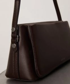 Mattnat VAL Vegan Shoulder Bag - APPLESKIN™ New Arrivals 34 Mattnat VAL Vegan Shoulder Bag - APPLESKIN™ New Arrivals