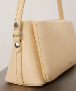 Mattnat VAL Vegan Shoulder Bag - APPLESKIN™ New Arrivals 46 Mattnat VAL Vegan Shoulder Bag - APPLESKIN™ New Arrivals